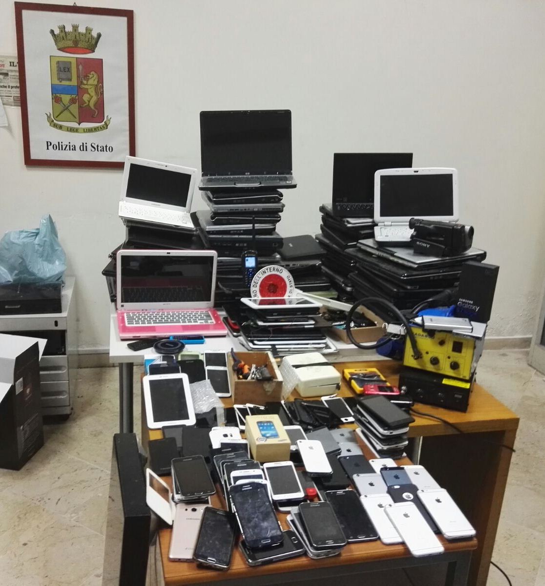 Denunciate 4 persone e sequestrati 88 telefoni cellulari – 48 pc e 20 tablet di dubbia provenienza