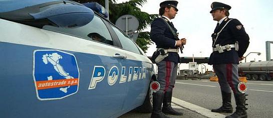 Equipaggio della Polizia Stradale a Salerno
