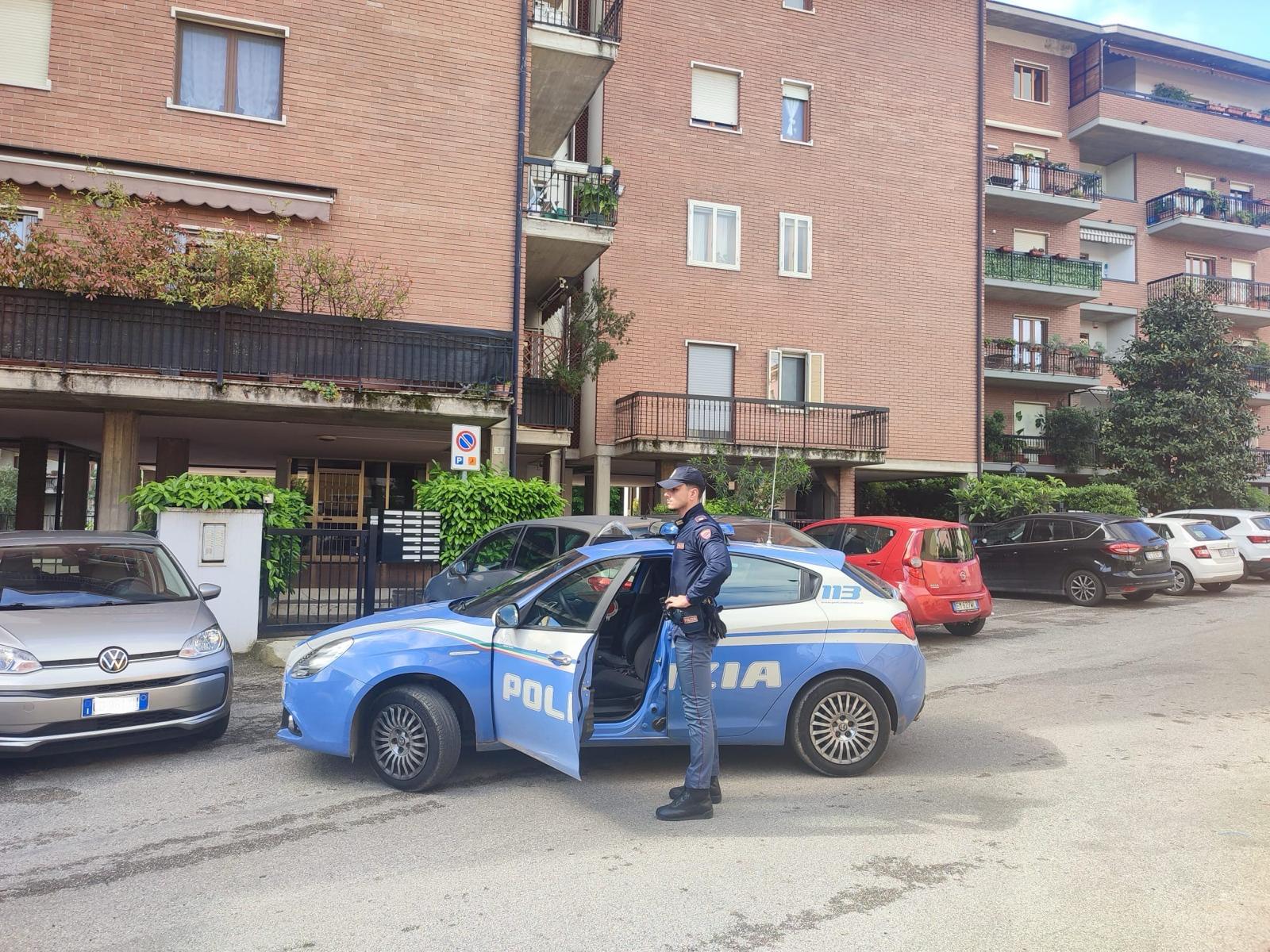 Ladri in trasferta tentano di entrare all’interno di un appartamento arrampicandosi da una grondaia: gli agenti delle Volanti arrestano due cittadini albanesi.