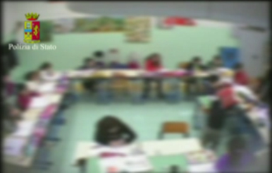 Foto aula istituto Reggio Calabria insegnante maltrattamento alunni