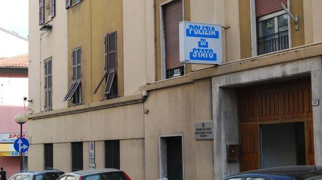 L’attività della Polizia di Stato sul mercato di Ventimiglia. Un indagato per resistenza a P.U., ricettazione, commercio di prodotti con segni falsi. Due i sequestri penali.