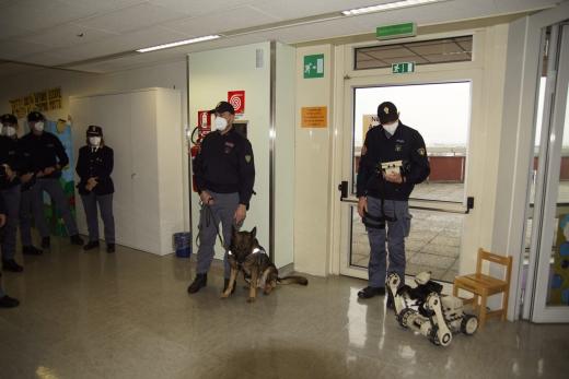 Questura di Vicenza - La Befana della Polizia di Stato fa visita al reparto di Pediatria dell’Ospedale di Bassano del Grappa