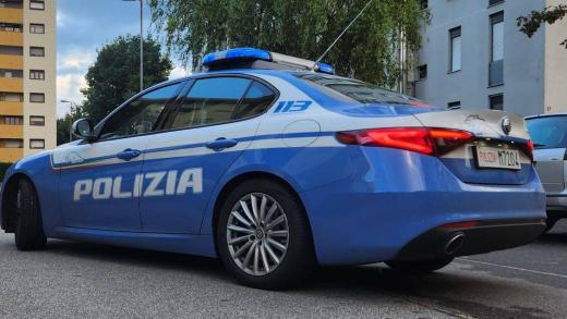 La Polizia di Stato esegue misura cautelare in carcere nei confronti di un uomo italiano per atti persecutori nei confronti dell’ex moglie e della figlia minorenne.