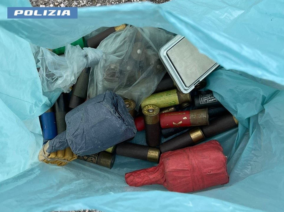 Milano: trovati in possesso di droga, munizionamento e bombe carta, la Polizia di Stato arresta due persone