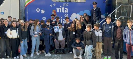 "Una vita da social": il truck della Polizia di Stato fa tappa a Biella