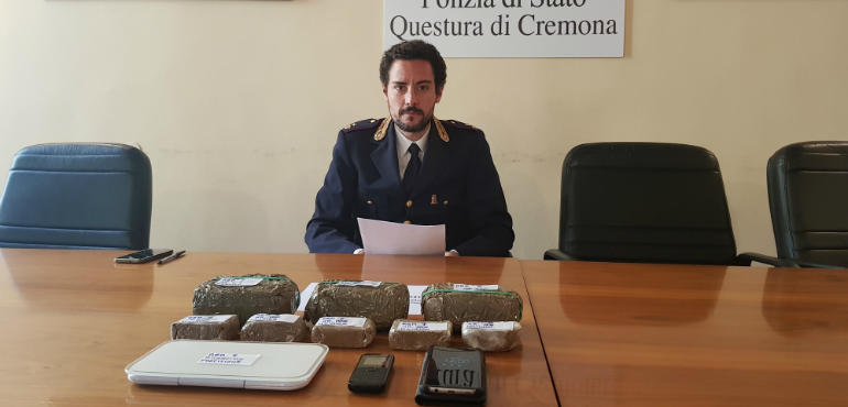 Droga, la Polizia arresta 29enne  intermediario di una banda:  aveva in casa 2,5 kg di hashish.
