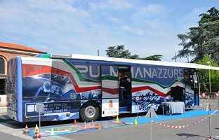 Il “Pullman Azzurro” della Polizia di Stato in Polesine per parlare di  Bullismo e Cyberbullismo