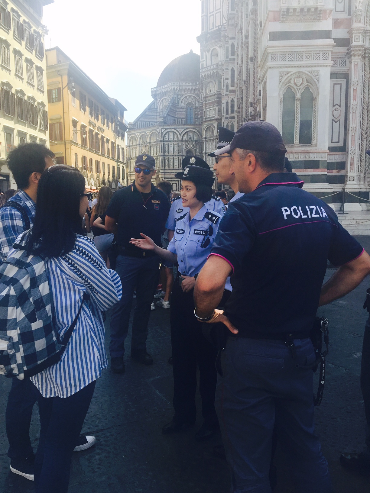 Le pattuglie miste in azione in piazza Duomo a Firenze