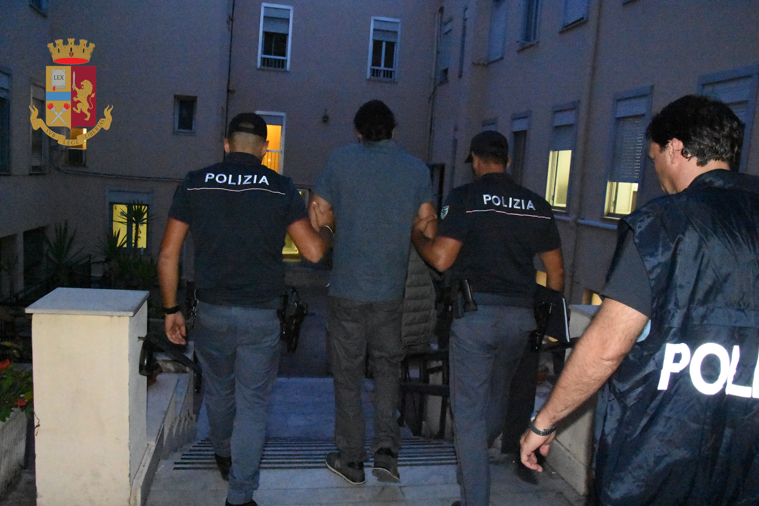 Ventimiglia. Blitz della Polizia di Stato a Isolabona. Due arresti: un italiano per detenzione illegale di armi e un francese per produzione e detenzione di sostanze stupefacenti.