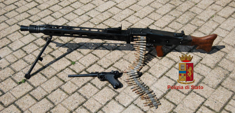 Riproduzioni di armi da guerra in macchina: la Polizia denuncia un 27enne bresciano.