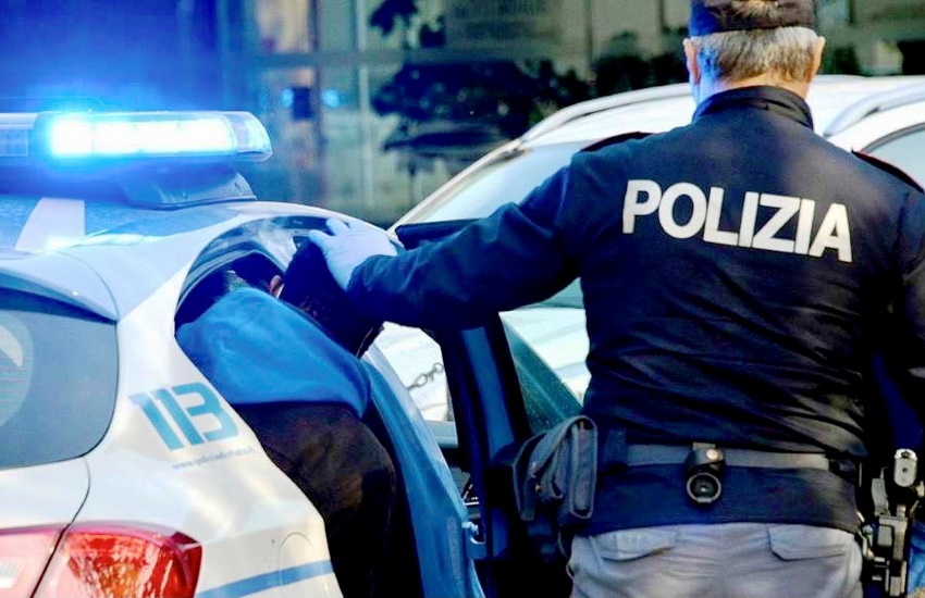 Caltanissetta, abusivismo commerciale e vendita di merce contraffatta: 48enne denunciato dalla Polizia di Stato.
