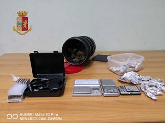 La Polizia di Stato arresta 18enne. Pistola e droga sul comodino accanto al letto