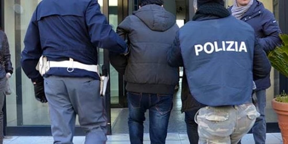 La Polizia arresta due ladri di tablet a Megalò