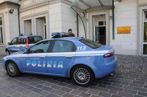 SANREMO. LA POLIZIA DI STATO ARRESTA UN ITALIANO, DENUNCIA QUATTRO PERSONE PER FURTO E ALLONTANA TRE CLOCHARD RUMENI.