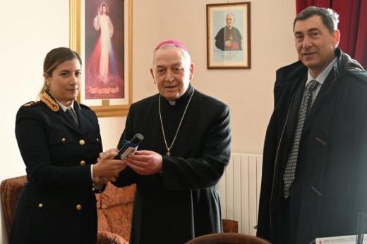 La Polizia di Stato consegna le ampolle contenenti l'Olio di Capaci ai Vescovi delle diocesi della provincia di Potenza