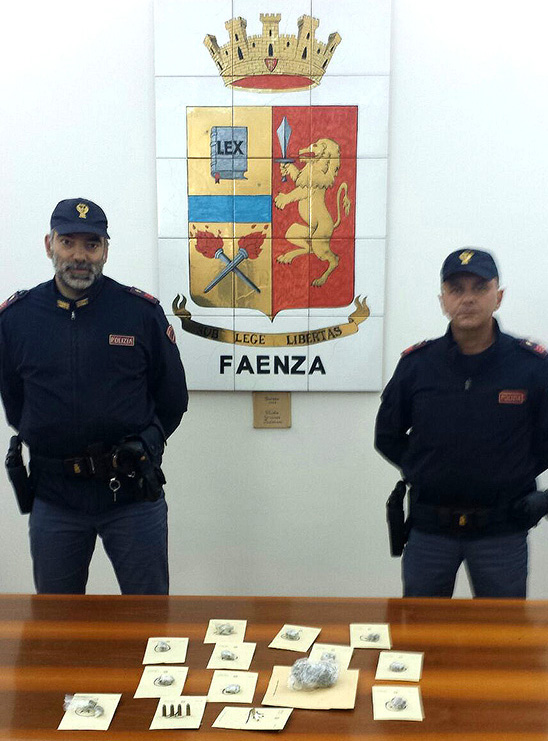 Faenza: Spaccia droga mentre è ai domiciliari per omicidio.  Arrestato dalla Polizia un noto 24enne albanese