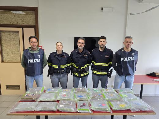 Operazione della Polizia di Stato in A1: arrestato un trafficante sudamericano trovato in possesso di 27 chili di cocaina purissima.