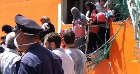 Sbarco immigrati nel porto di Taranto