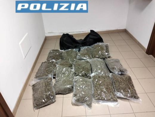 La Polizia di Stato arresta un cittadino italiano per detenzione ai fini di spaccio di circa 15 kg di sostanza stupefacente di tipo marjuana