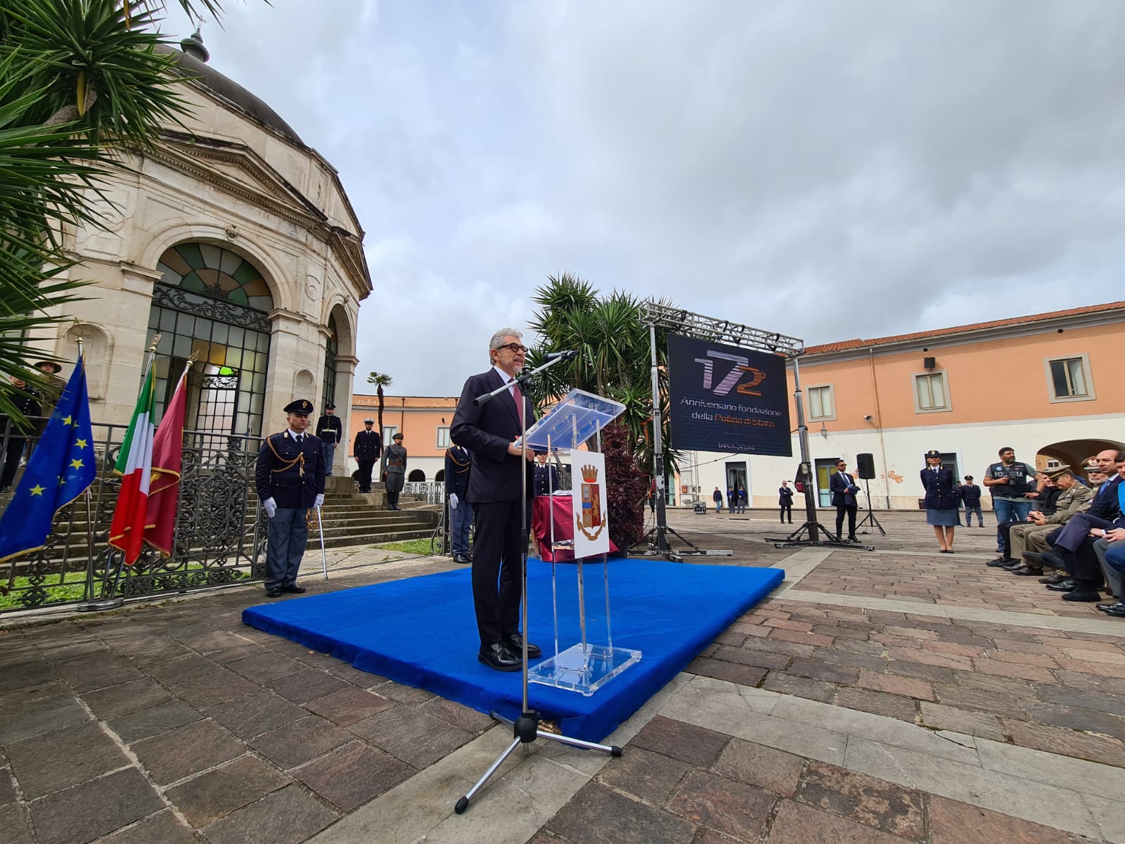 Festa della Polizia a Caserta, la Questura lancia lo spot “Un bacio si dà in due”.