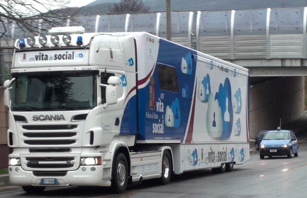 Il truck della Polizia Postale a Lagonegro