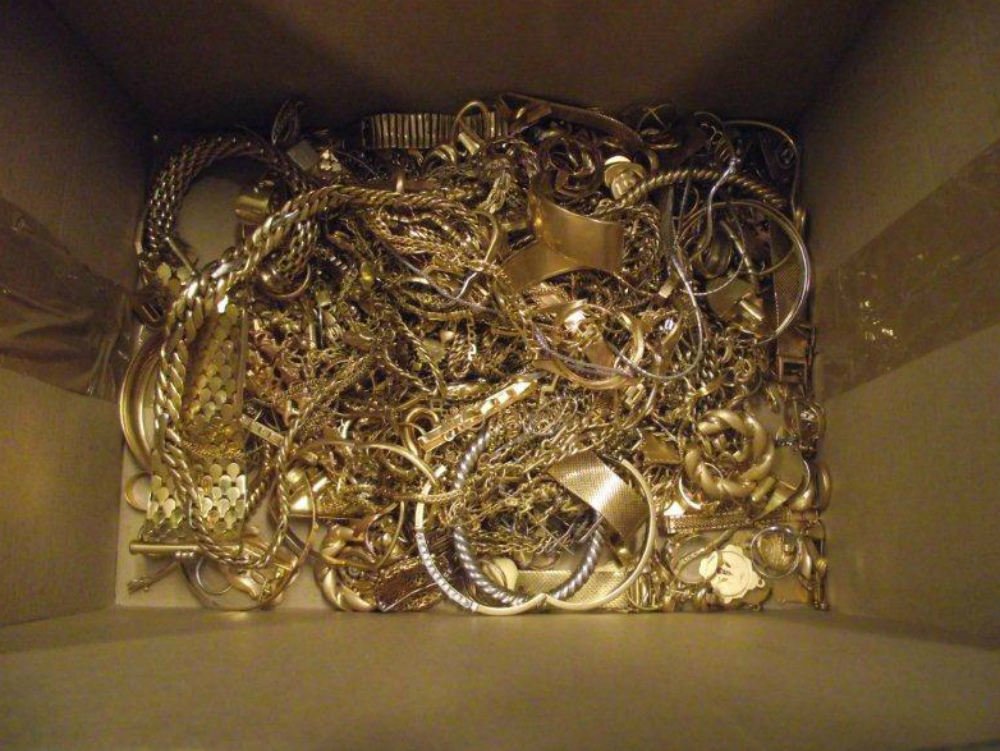 1/2kg di oggetti in oro in valigia destinati al mercato londinese scoperti dalla Polaria di Napoli-Capodichino