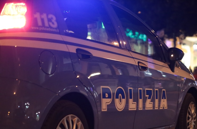 Folle fuga in auto: la Polizia di Stato arresta due italiani per Resistenza a Pubblico Ufficiale e Danneggiamento