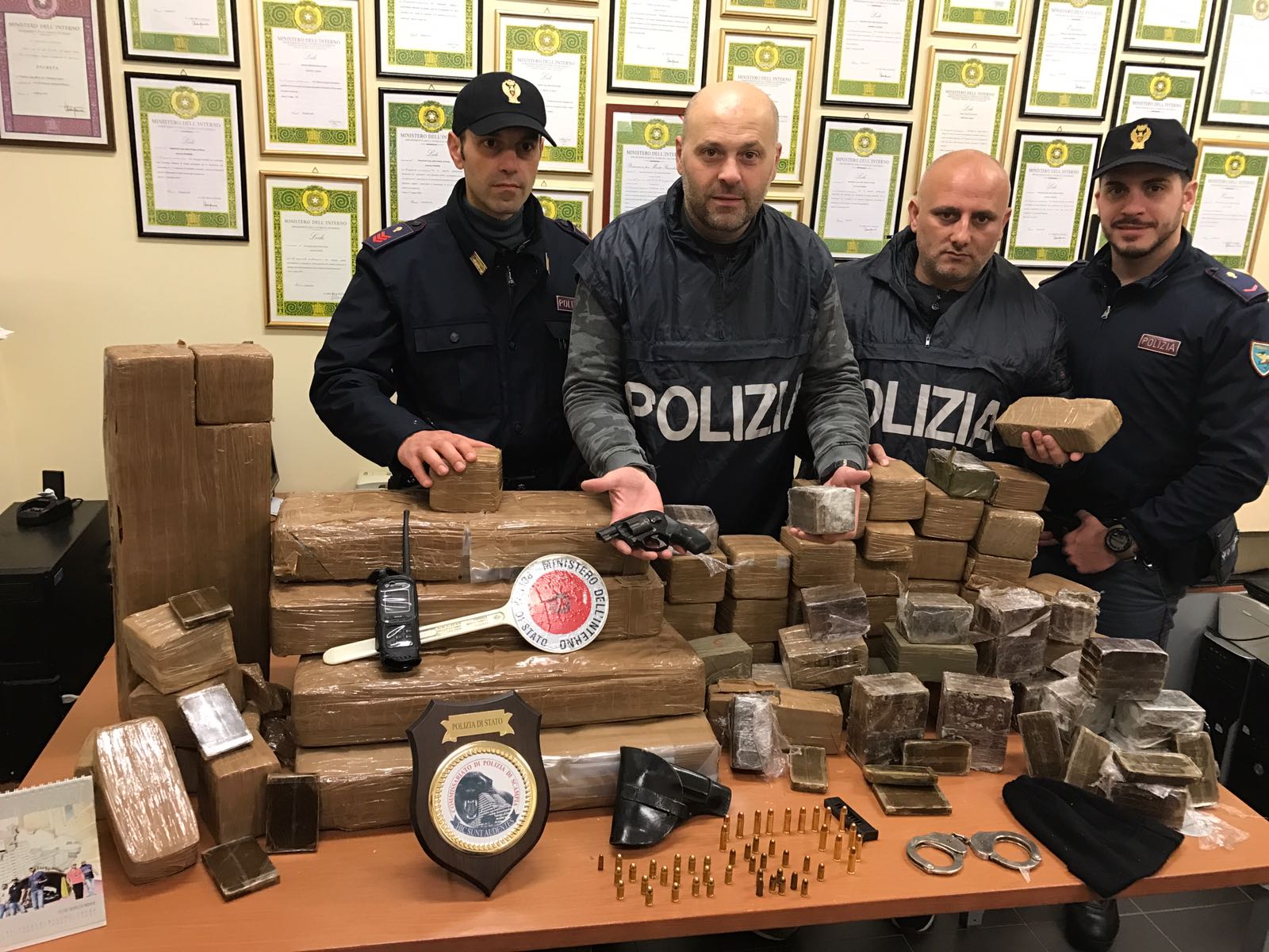 La Polizia di Stato - nel territorio sotto l’influenza del Clan Polverino -   sequestra droga per un valore di 1 milione di euro, una pistola e munizionamento
