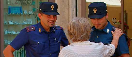 Donna anziana con agenti polizia di stato