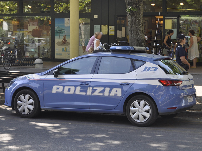 La Polizia denuncia italiana per vilipendio alla Nazione italiana