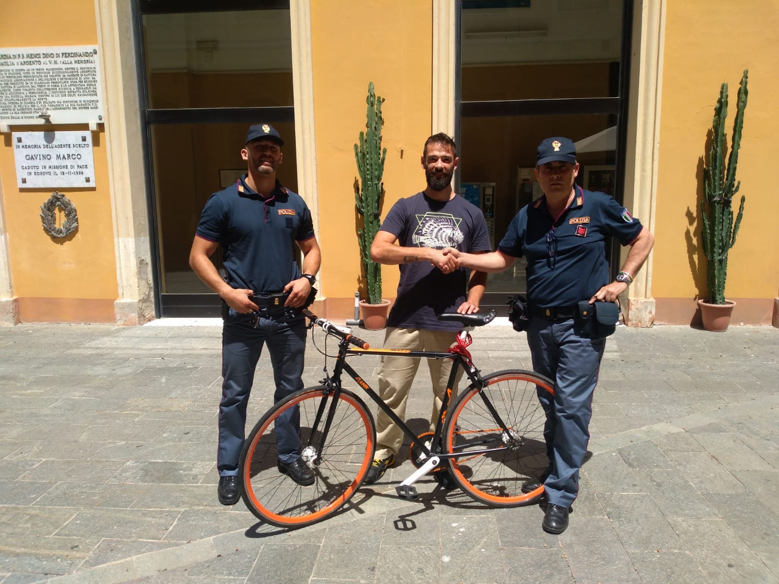 Imperia. In sella ad una bici rubata per le vie di Porto Maurizio. Polizia di Stato denuncia marocchino irregolare e restituisce la bici al legittimo proprietario.