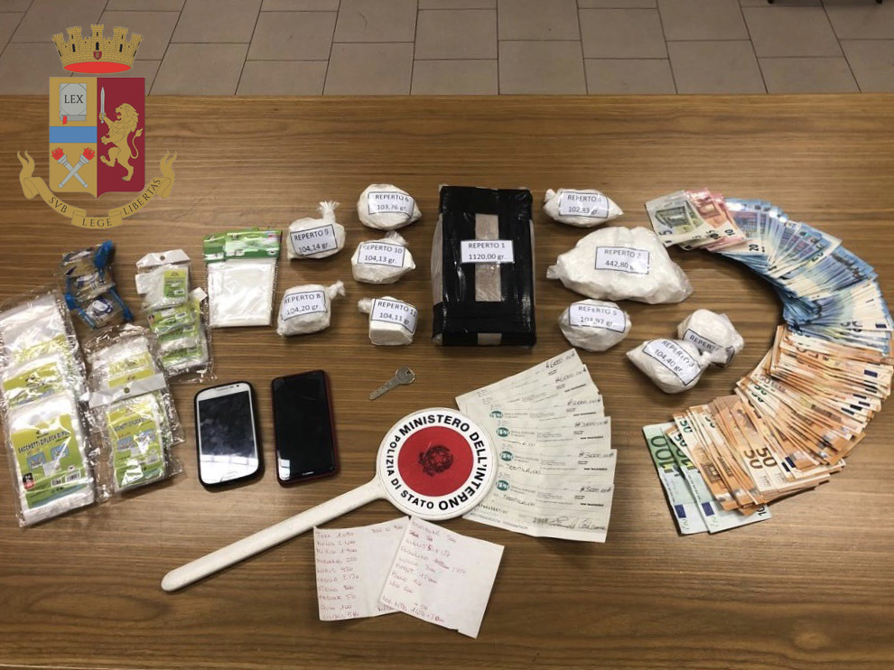 Milano: la Polizia di Stato arresta pluripregiudicato e sequestra 2,5 kg dì cocaina e denaro ed assegni per un importo complessivo di 28.500 euro