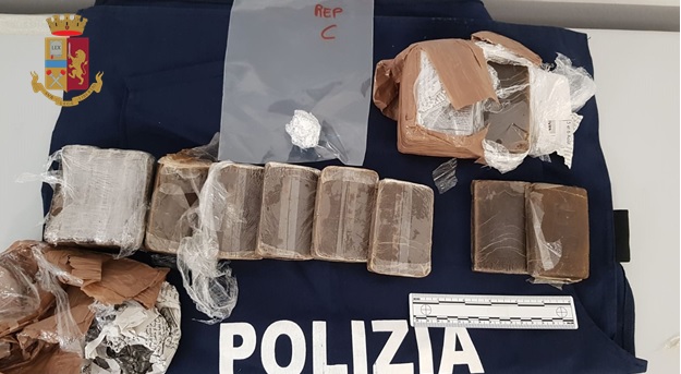 Sanremo: pregiudicato arrestato dalla Polizia di Stato alla Pigna. Aveva a casa 2 kg di hashish ed alcune dosi di cocaina.