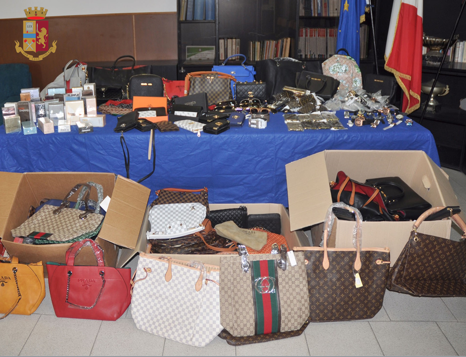 Polizia di Stato. Maxi sequestro di merci con marchio falso al mercato di Ventimiglia. Oltre 100 gli oggetti sequestrati.