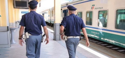 Polizia agenti stazione ferrovia treno slider