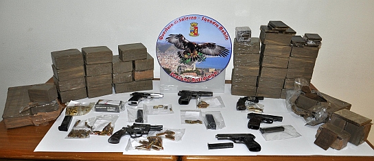 La droga e le armi sequestrate dalla Polizia a Salerno