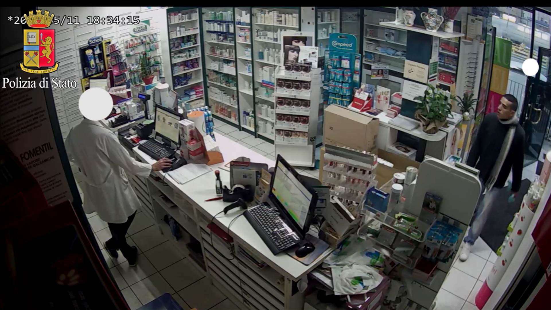 Foto della rapina in farmacia