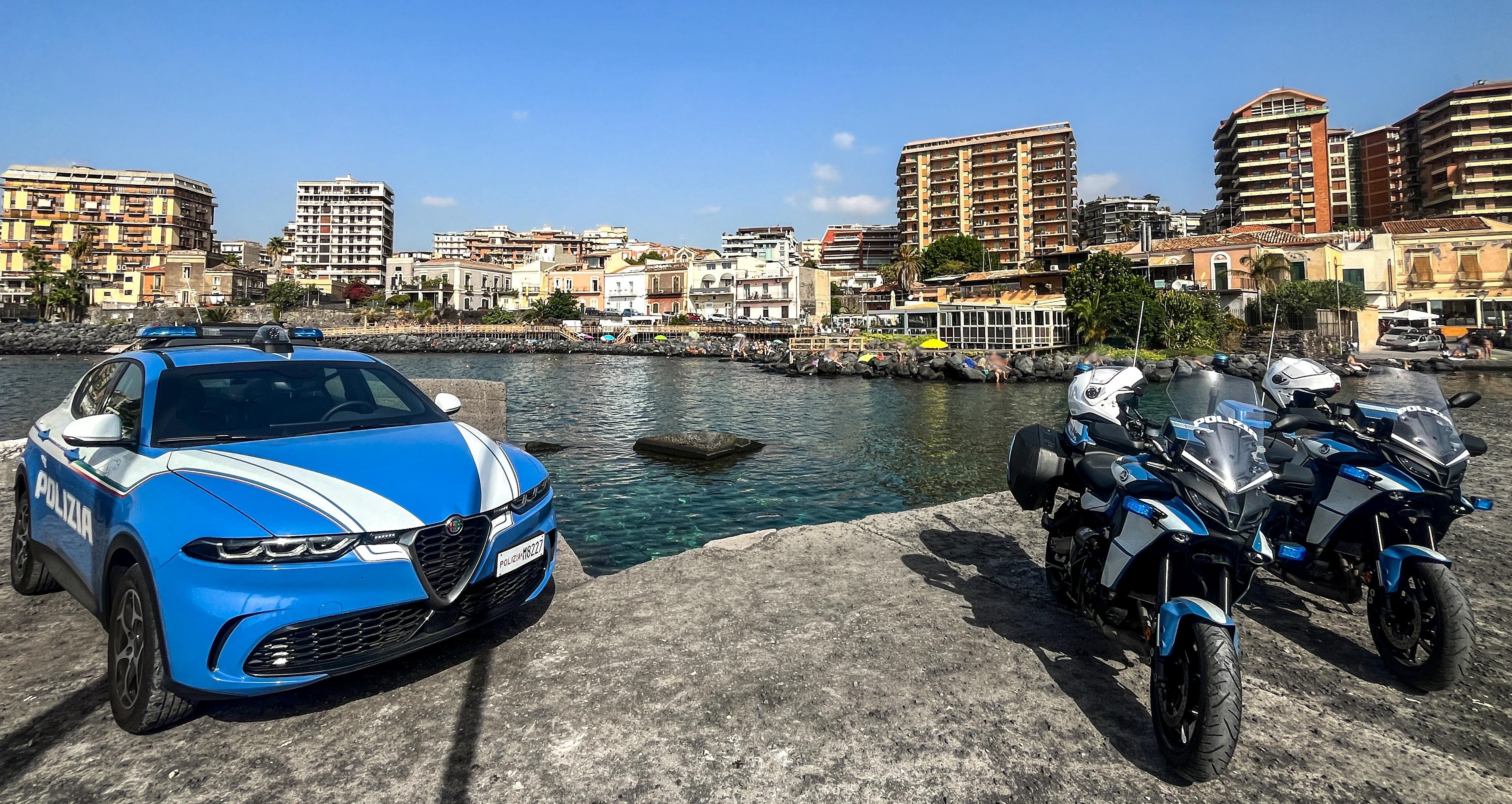 IN SPIAGGIA, PALPEGGIA UNA 15ENNE. ARRESTATO DALLA POLIZIA DI STATO