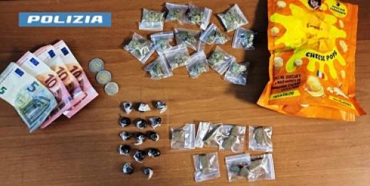 Scampia: cela 35 dosi di droga in una busta di patatine. Un arresto della Polizia di Stato.
