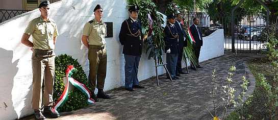 Corone di alloro deposte davanti al monumento eretto in ricordo delle vittime dell'attentato terroristico