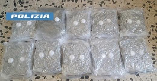 Mercato: la Polizia di Stato sequestra oltre 10 kg di droga. Arrestato un 27enne napoletano.
