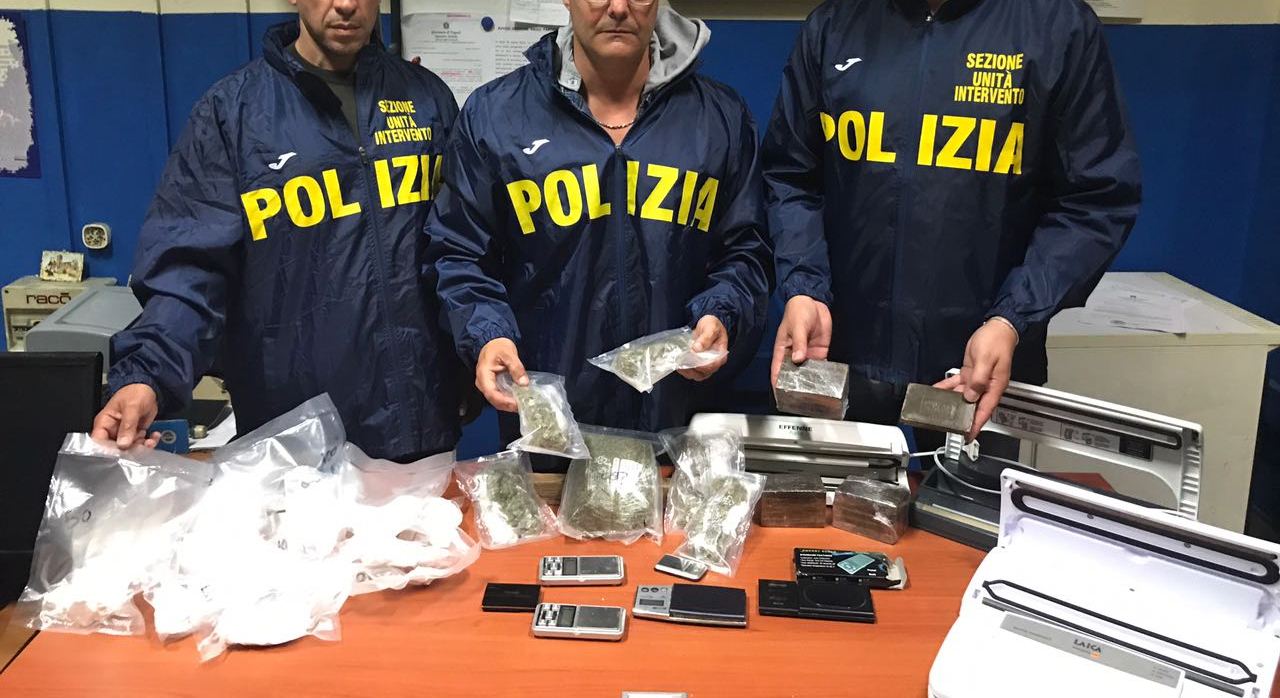 La Polizia fa irruzione in un appartamento al Viale Traiano e sequestra circa 3kg di droga