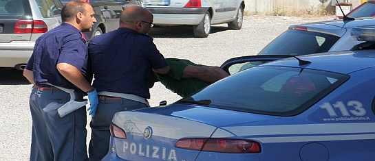 Un arresto delle Volanti della Polizia a Salerno