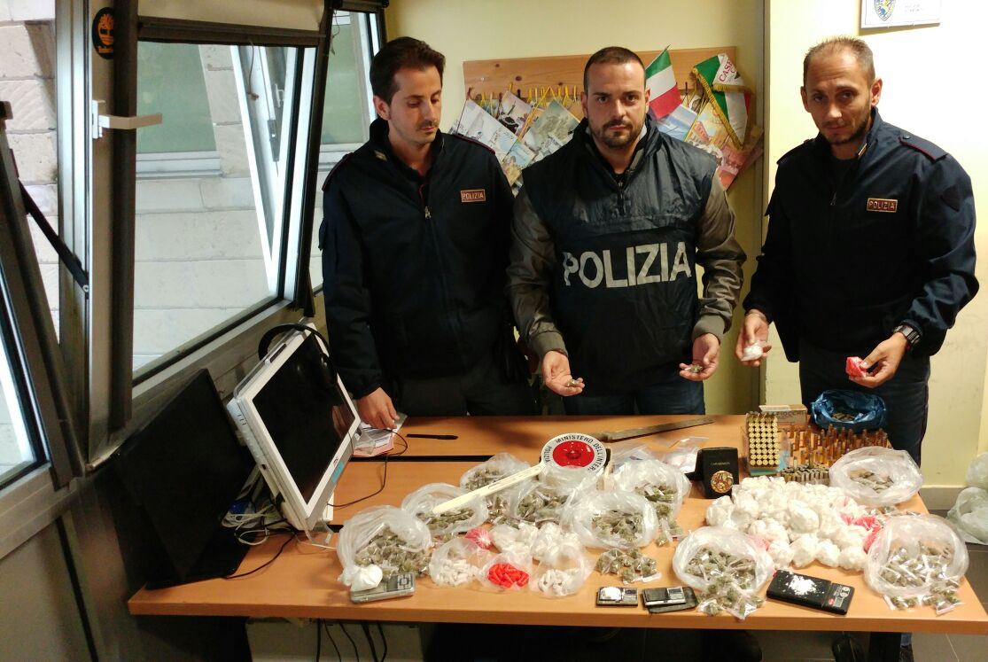 La Polizia di Stato sequestra nel feudo della Vanella Grassi circa 1800 dosi di droga, bilancini di precisione e 130 proiettili