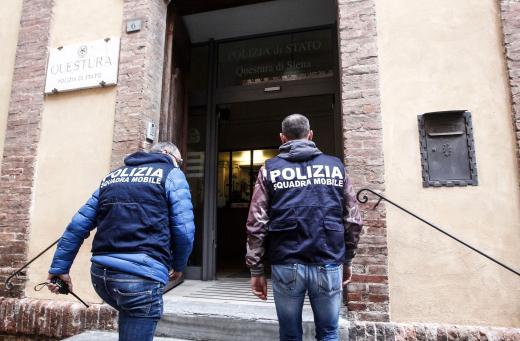 Siena. Arrestati due cittadini tunisini trovati in possesso di un etto di eroina e 1600 euro in contanti