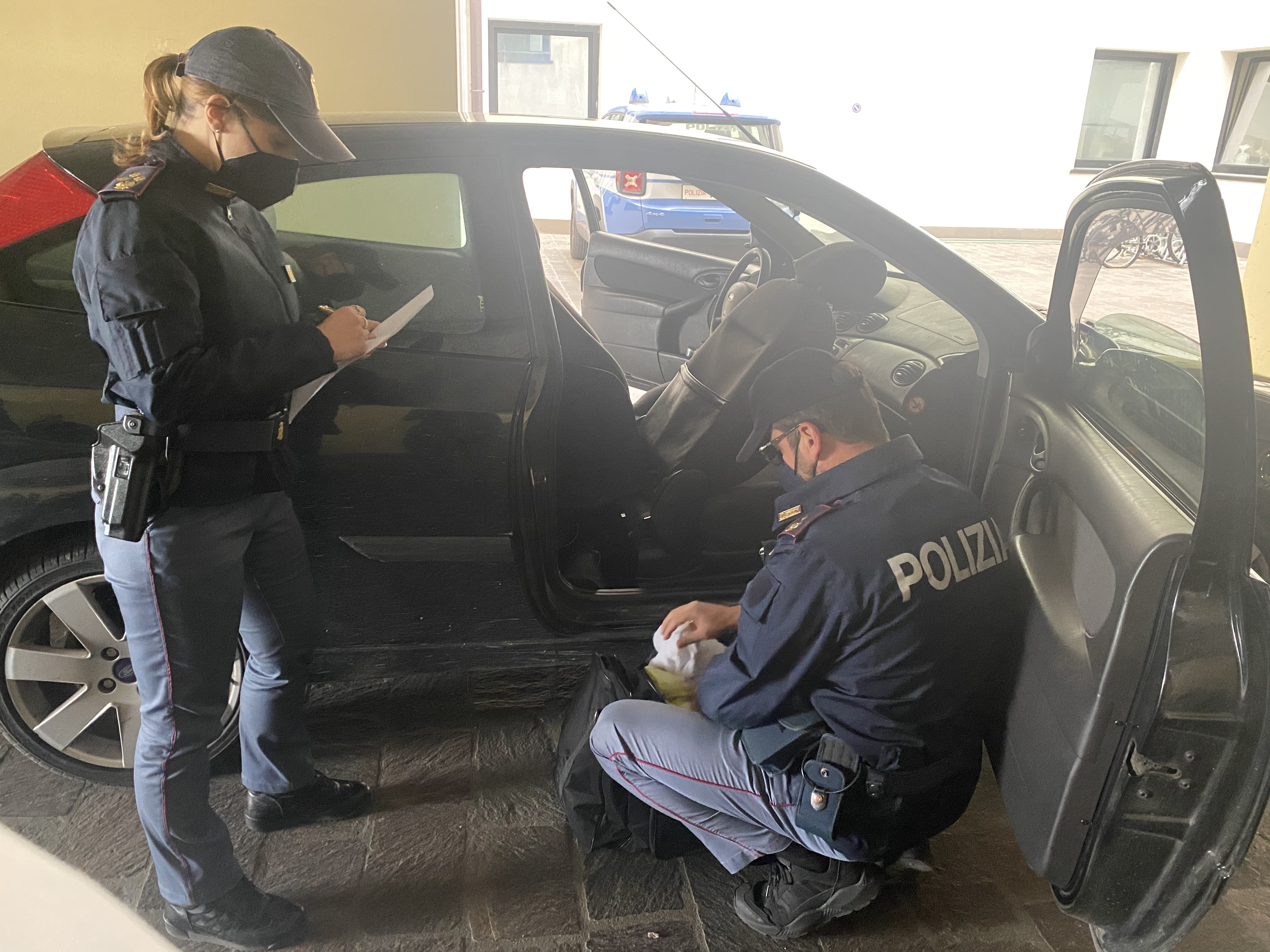 Violano il coprifuoco con la cocaina nascosta nell’auto: bloccati nella notte dalla Polizia di Stato due pregiudicati