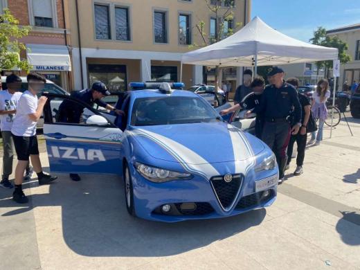 La Polizia di Stato di Pordenone partecipa alla "XI Giornata della Sicurezza e della Legalità" ad Azzano Decimo (PN).