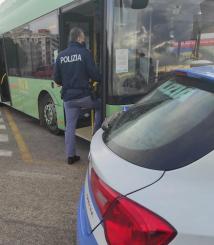 Senza mascherina su un autobus di linea, cerca di rubare il borsello all’autista: la Polizia di Stato lo arresta per tentata rapina