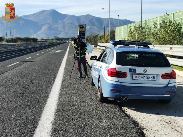 Controlli della Polizia Stradale per garantire il rispetto dei limiti di velocità.