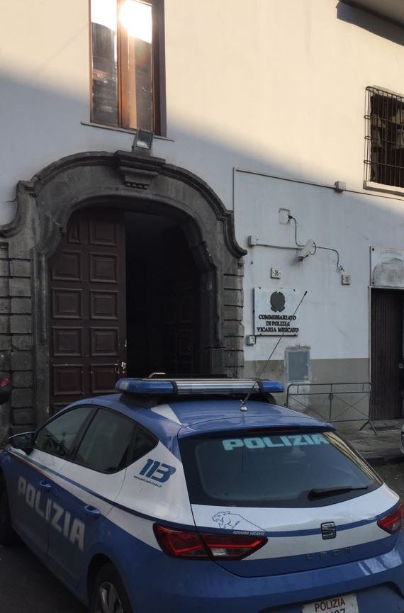 Scippatore magrebino arrestato dalla polizia in flagrante mentre scippa una turista in piazza Garibaldi